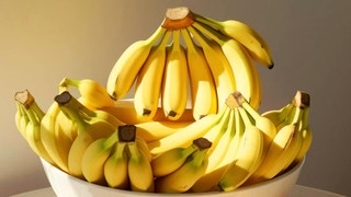 Kiście bananów w białej misce